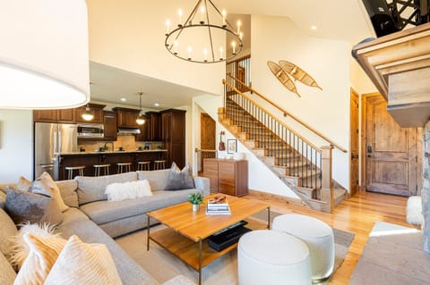 Spacious living room - open and bright