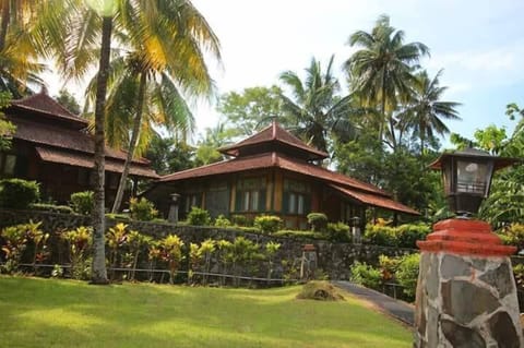 Bungalow, Pool View | Desk