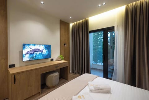 King Room with Balcony | Free WiFi