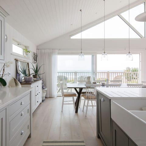 House | 4 bedrooms, desk, iron/ironing board, Internet