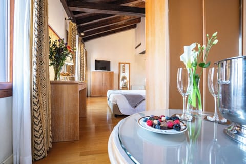 Romantic Double Room, Canal View | Free minibar, desk, free WiFi, bed sheets