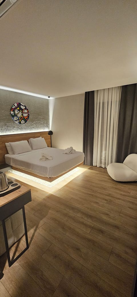 Deluxe Room | Minibar, desk, free WiFi
