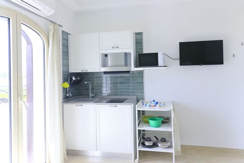 Classic Suite, Garden View | Living area | TV