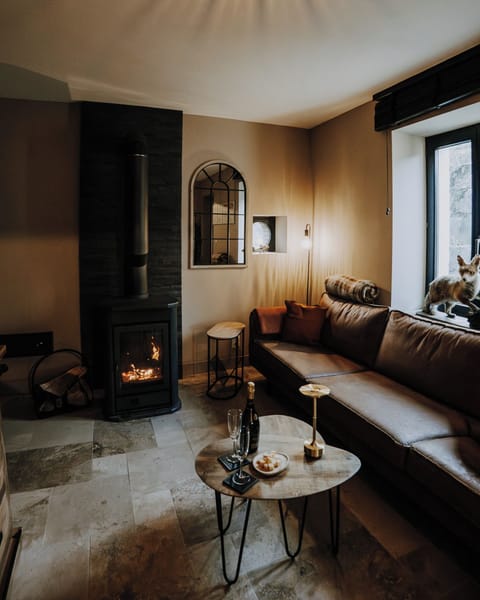 32-inch Smart TV with digital channels, books, stereo