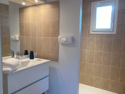Comfort Triple Room (Dog White) | Bathroom | Shower, free toiletries, hair dryer, towels