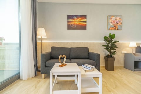 Deluxe Room, Courtyard View | Living area