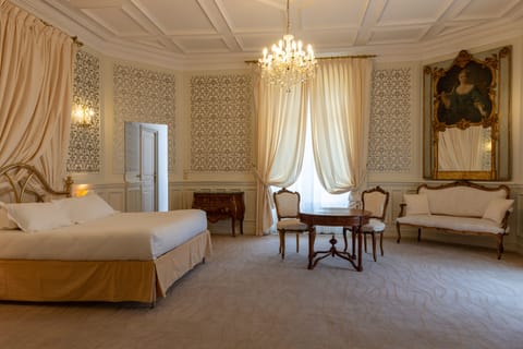 Junior Suite | In-room safe, desk, iron/ironing board, free WiFi