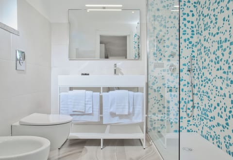 Superior Double or Twin Room | Bathroom | Shower, rainfall showerhead, free toiletries, hair dryer