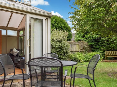 Sitting-out-area | Renwood, Eynsham