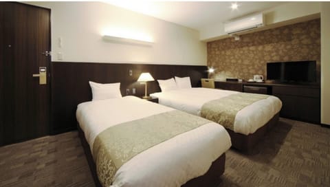 <Family Room> Two beds, 160cm and 100cm wide. Separate bathroom and toilet, perfect for family trips.