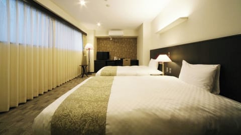 <Deluxe Twin> The calm colors are popular with women. This room has two 120cm wide beds.