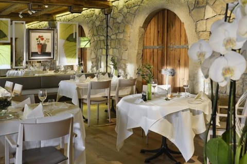 Breakfast, lunch, dinner served; local and international cuisine