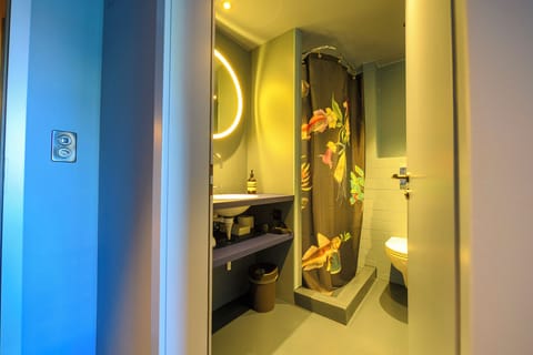 Deluxe Single Room | Bathroom | Towels, soap, toilet paper