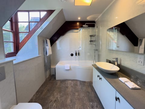 Rainfall showerhead, free toiletries, hair dryer, bathrobes