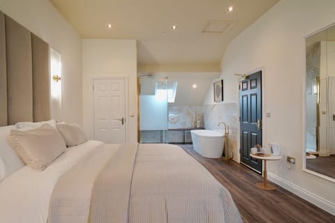 Superior King Room | Free WiFi, bed sheets