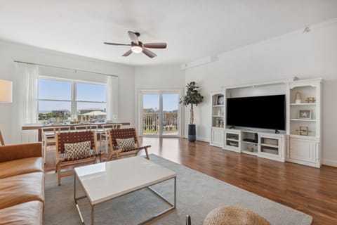 Luxurious Fully Renovated Condo Within Walking Distance to Beach