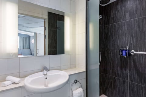 Combined shower/tub, eco-friendly toiletries, hair dryer, towels