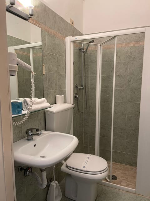 Economy Single Room | Bathroom | Shower, towels, soap, shampoo