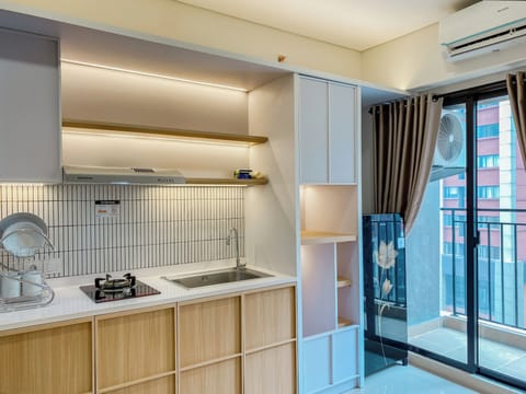 Deluxe Apartment | Private kitchen | Fridge, stovetop, dining tables