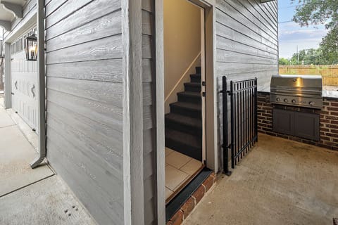 Private Entrance (1)