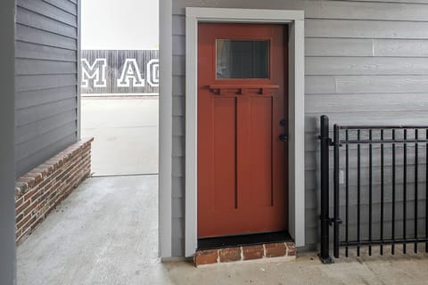 Private Entrance (2)