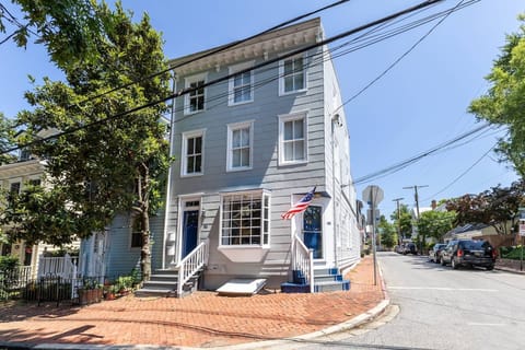 Welcome to the Schooner, the first 2 floors of the Historic building located 2 blocks from Main Street and steps from City Dock and USNA.