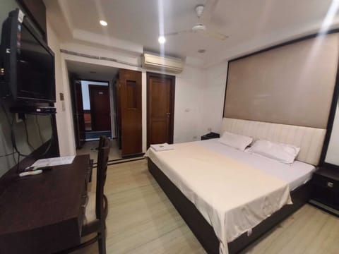Superior Room | In-room safe, desk, laptop workspace, WiFi (free)