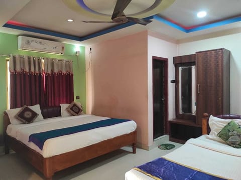 Deluxe Triple Room | Premium bedding, desk, laptop workspace, bed sheets
