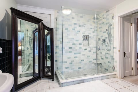 Deluxe Suite | Bathroom | Deep soaking tub, designer toiletries, bathrobes, towels