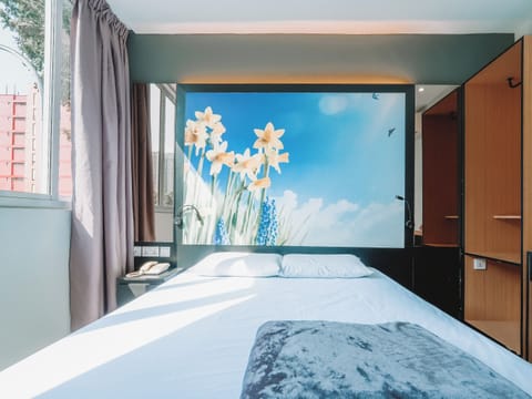 Premier, Window | WiFi (free), bed sheets