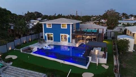 Resort Styled 5-bdrm waterfront w/Pool/Spa/FirePit/Putting Grn/Boat/Jet Ski Lift