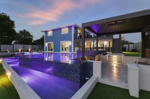 Resort Styled 5-bdrm waterfront w/Pool/Spa/FirePit/Putting Grn/Boat/Jet Ski Lift