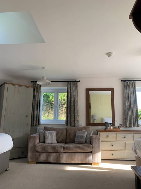 Deluxe Triple Room | Desk, bed sheets