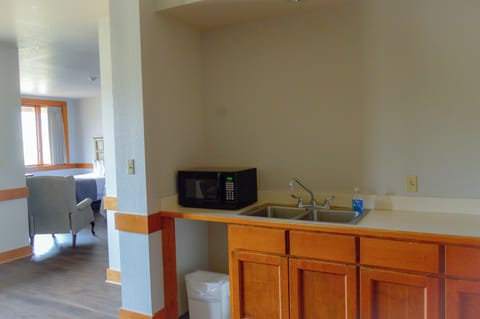 Upper-Level, 2 Queens Suite 208 | Desk, free WiFi, bed sheets