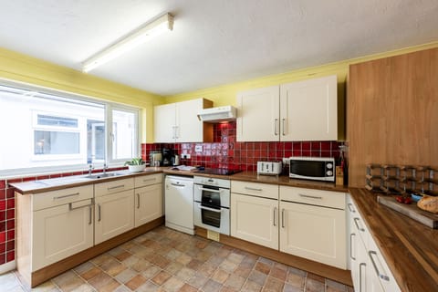 Stradav, Polzeath. Second Floor: The well-equipped kitchen area