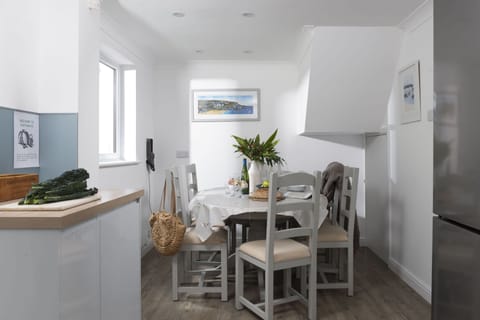 Castaways, Porthtowan. Ground Floor: Enjoy sociable dining around the lovely round table