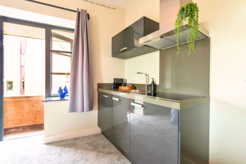 Looking for a cheap and cozy overnight stay near Efteling or Safaripark Beekse Bergen? Hotel Centrum Tilburg offers modern studio apartments with new kitchens and bathrooms.