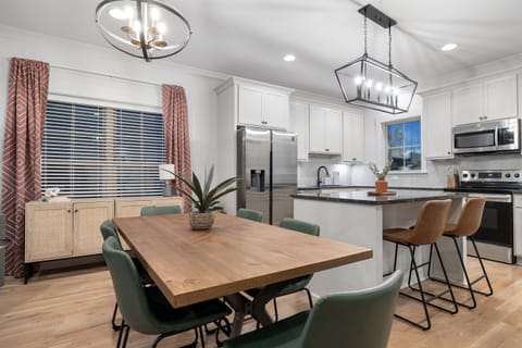 Table seating for 6 with 2 additional barstools