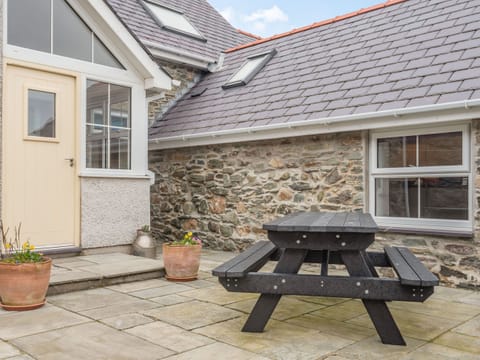 Sitting-out-area | Cwt Drecs - Penrhyn Farm Cottages, Llanfwrog, near Holyhead
