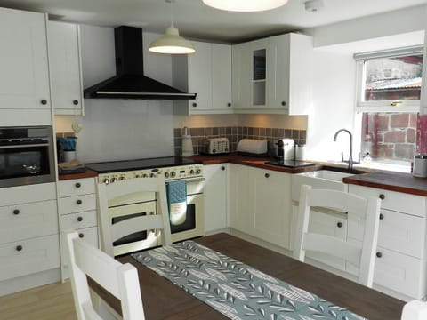 Kitchen/diner | Craigard Cottage, Corrie, Isle of Arran