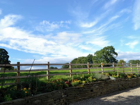 Garden and grounds | Roe Cottage - Fallow House and Roe Cottage, Paythorne, near Skipton