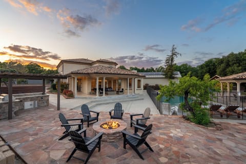Expansive outdoor oasis