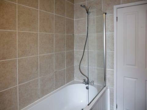 Bathroom | Chapel Cottage - Bach Wen Cottages, Clynnog Fawr