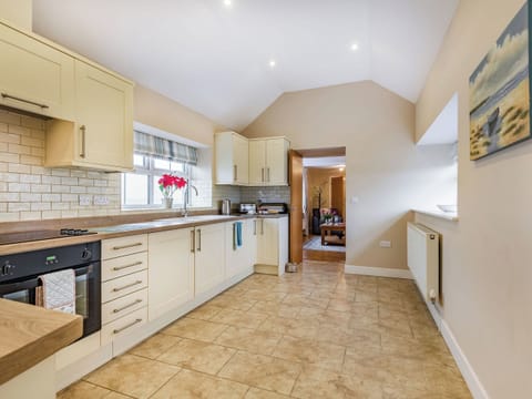 Kitchen | Yr Efail - Penrhyn Farm Cottages, Llanfwrog, near Holyhead