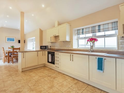 Kitchen | Yr Efail - Penrhyn Farm Cottages, Llanfwrog, near Holyhead