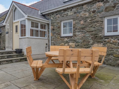 Sitting-out-area | Y Beudy - Penrhyn Farm Cottages, Llanfwrog, near Holyhead