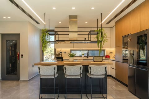 Island counter, accompanied by 3 bar stools