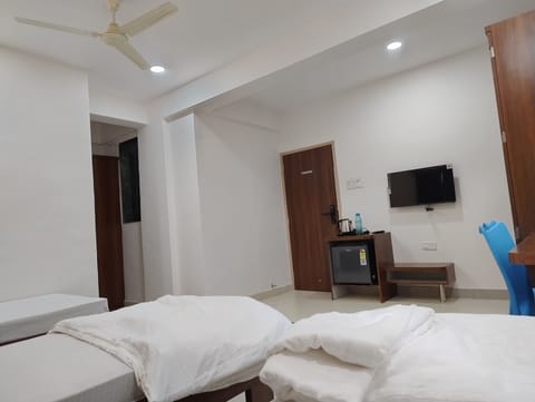 Deluxe Triple Room | Premium bedding, memory foam beds, minibar, laptop workspace