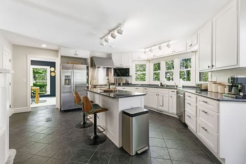 A kitchen that can accommodate all your needs!