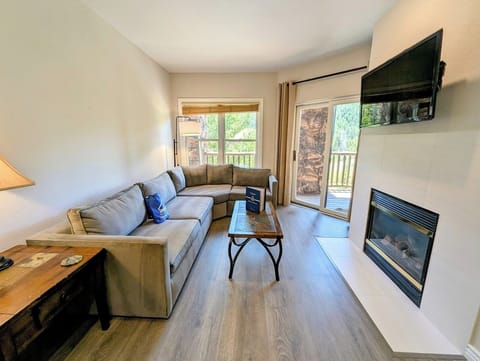 Stylish renovated ski condo near Mountain House Base Area